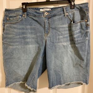 Bermuda shorts - distressed light wash